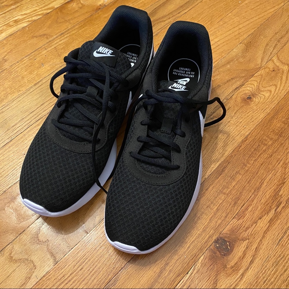 NIKE Women’s running shoes size 11.5 NWT